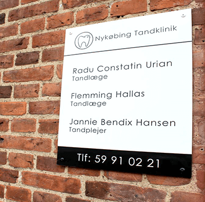 Skilt ved indgangen Nykøbing Tandklinik Nykøbing Tandklinik sklitning samt telefonnummer